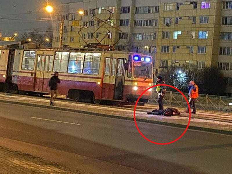 Rusiyada qorxunc qəza: Tramvayın altına düşən kişi faciəvi şəkildə öldü 