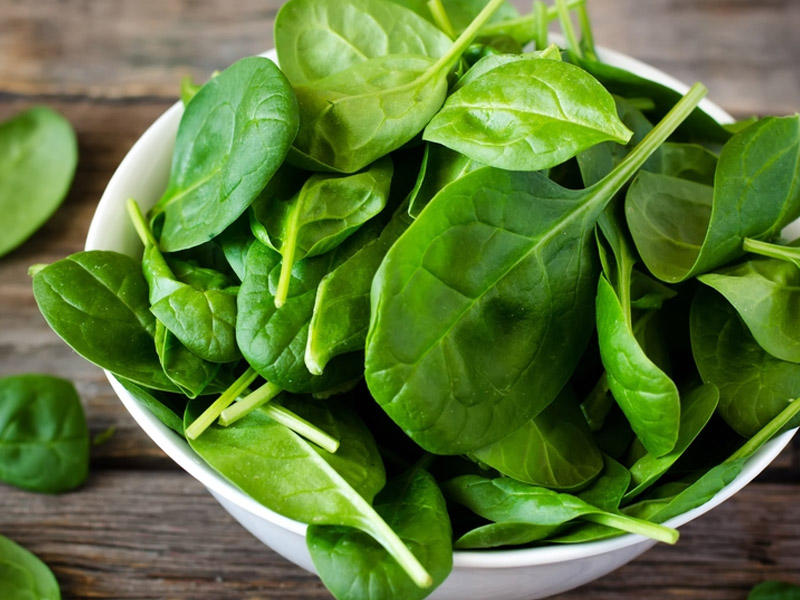 İspanaqdakı qum və pal&ccedil;ığı yox edən təəcc&uuml;bl&uuml; &uuml;sul: 1 qaşıq bəs edir