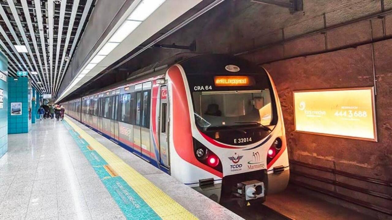 Metroda sevgililərin qucaqlaşmasına görə DAVA düşdü  VİDEO