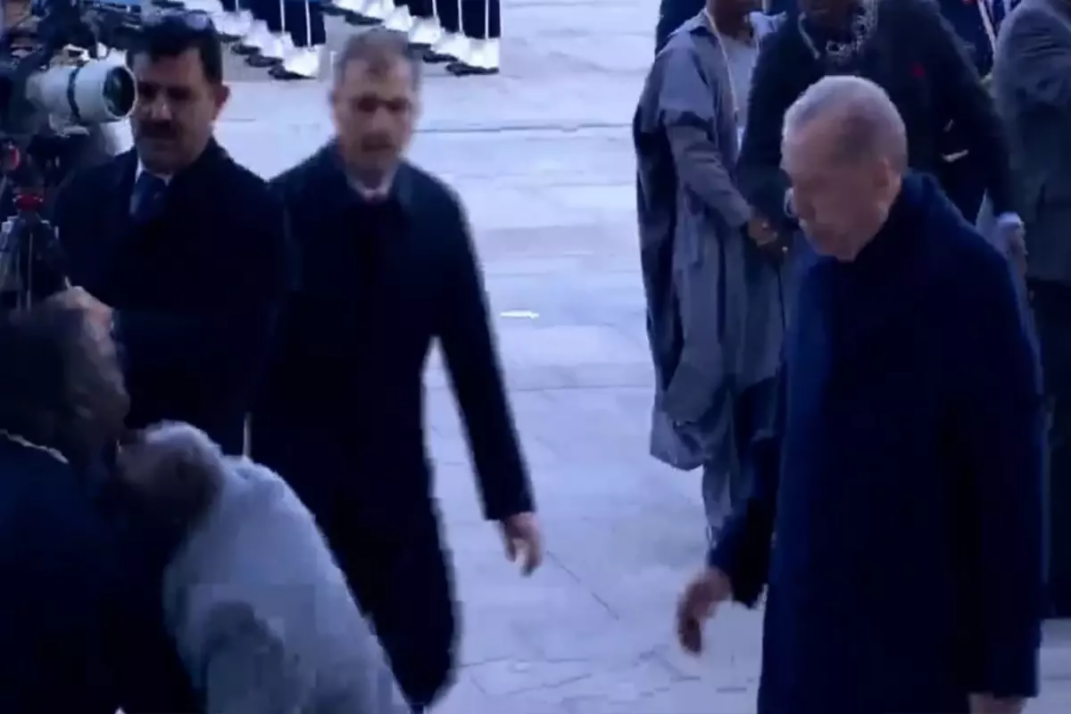 Ərdoğanla g&ouml;r&uuml;şən prezident b&uuml;drəyərək yıxıldı 