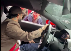 Bakıda ona yaxınlaşan uşaqlara bir topa pul verdi