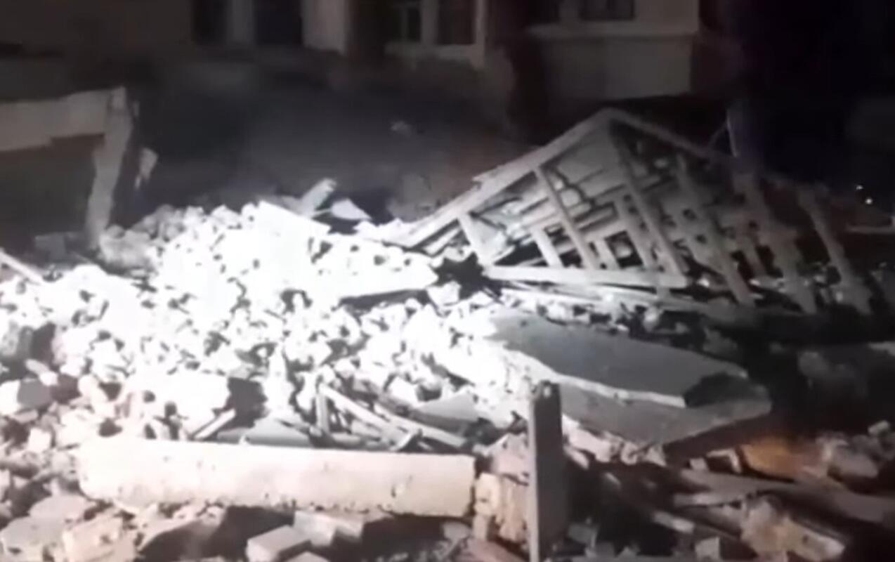 Balıkesirdə şiddətli zəlzələdə bina uçdu