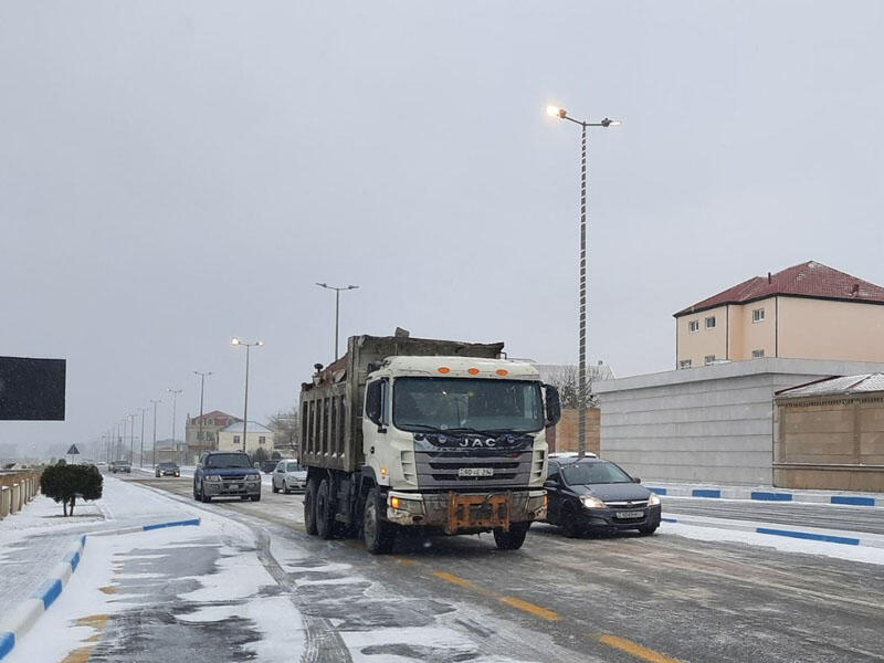 Sumqayıtda qar ciddi problemlər yaradıb 