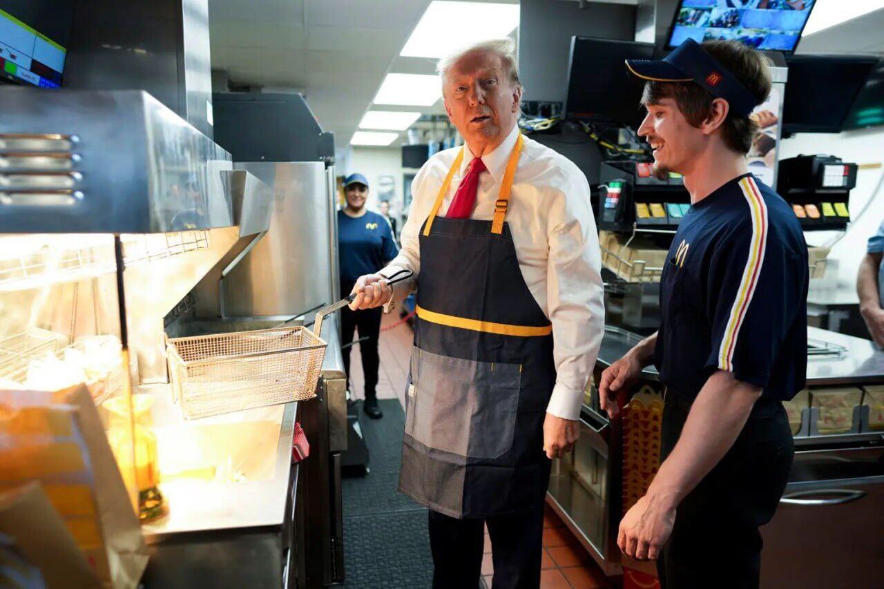 Tramp "McDonald's"da kartof qızartması payladı  VİDEO