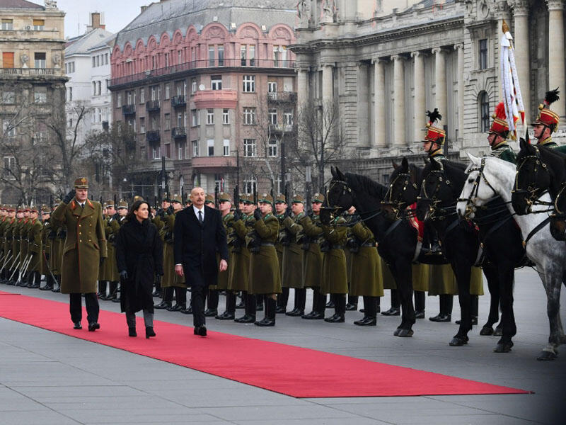 Budapeştdə Prezident İlham Əliyevin rəsmi qarşılanma mərasimi olub  FOTO