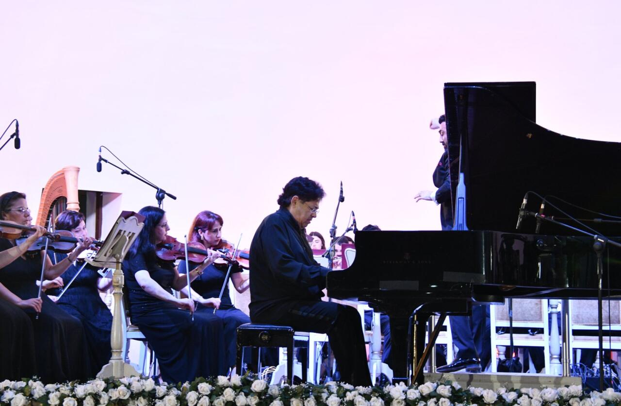 Filarmoniyasının Yay zalında Dövlət Simfonik Orkestrinin 105 illik yubileyinə həsr olunmuş möhtəşəm konsert keçirilib  FOTO