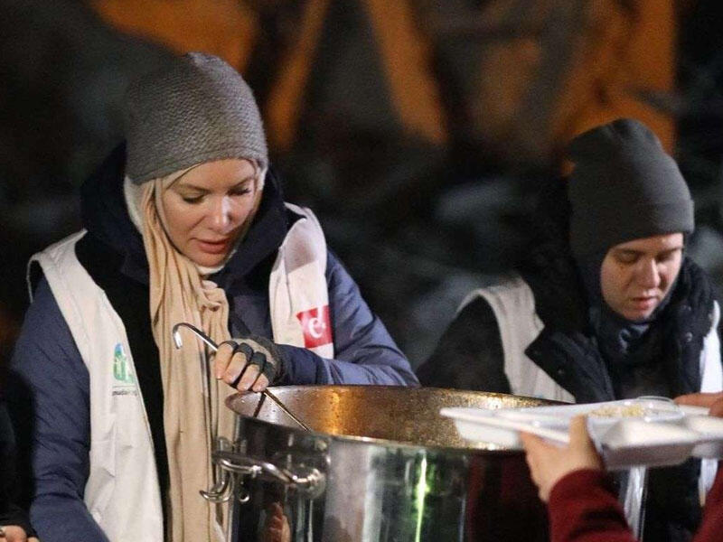 “Arka sokaklar”ın Zeynepi yardım üçün küçələrdə