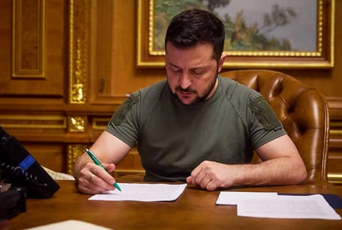 Zelenski Ukraynada hərbi vəziyyət m&uuml;ddətini uzatdı