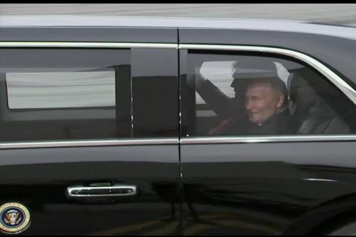 Putin Trumpın limuzinində görüş yerinə yollandı 