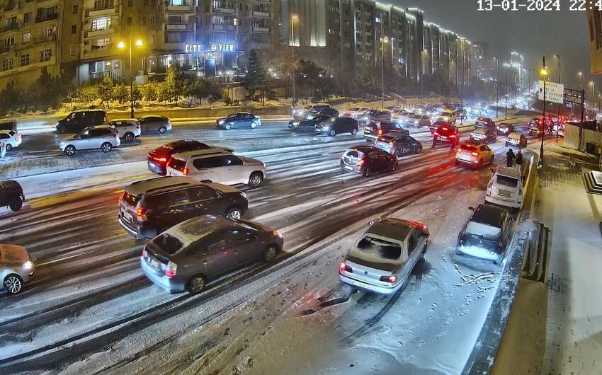 Bakıda qar yollarda tıxaca səbəb oldu 