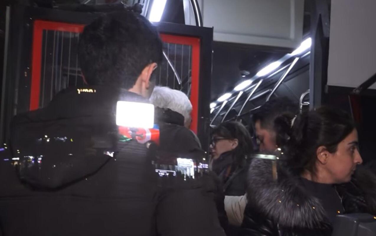 &ldquo;Bir manat versək də, ayaq &uuml;stə gedirik&rdquo;