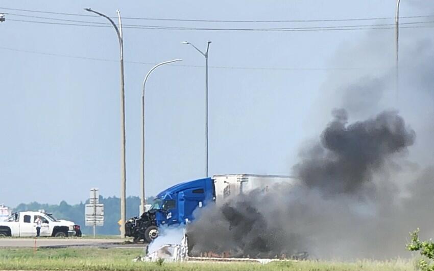 Mikroavtobus yük maşını ilə toquşdu, 15 nəfər öldü 