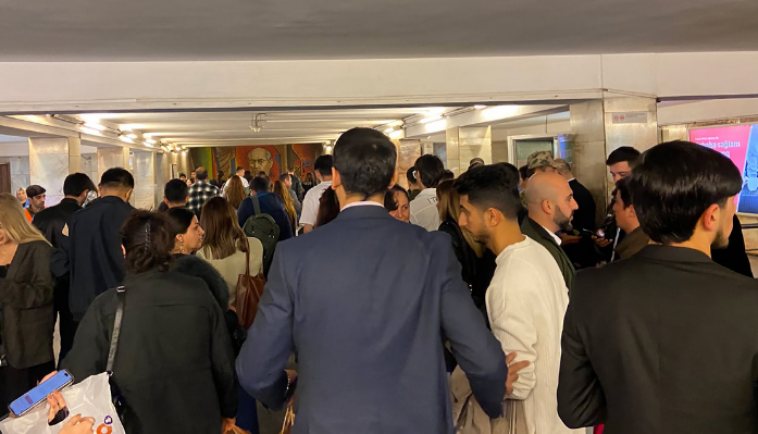 Bakı metrosunda izdiham  Saatlardır kart işləmir 