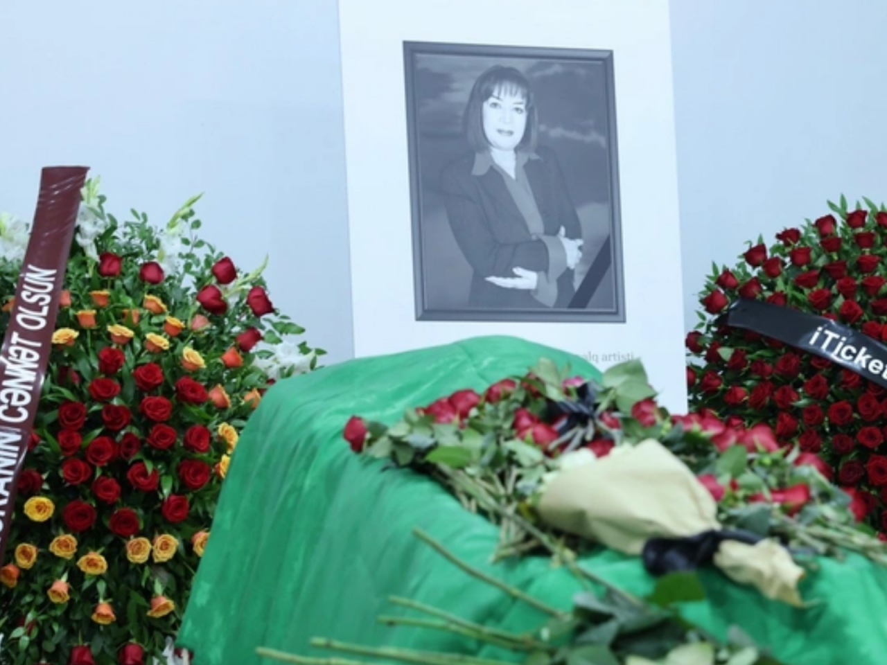 Təzə Pir məscidində Xalq artisti Əminə Yusifqızı ilə vida mərasimi keçirilir  FOTO