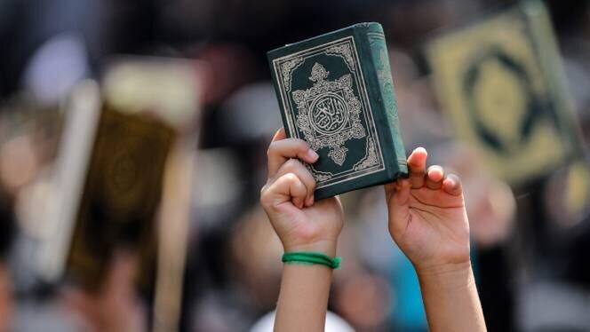 Canlı yayım açıb "Quran"ı yandırdı, saxlanıldı 