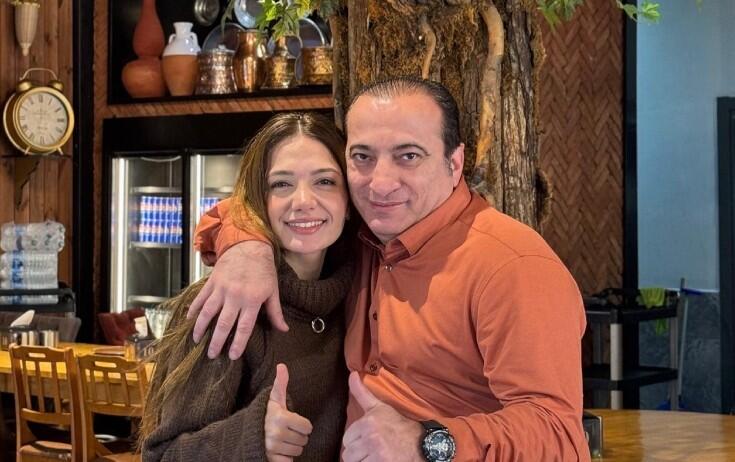 Xalq artistinin qızı yanında