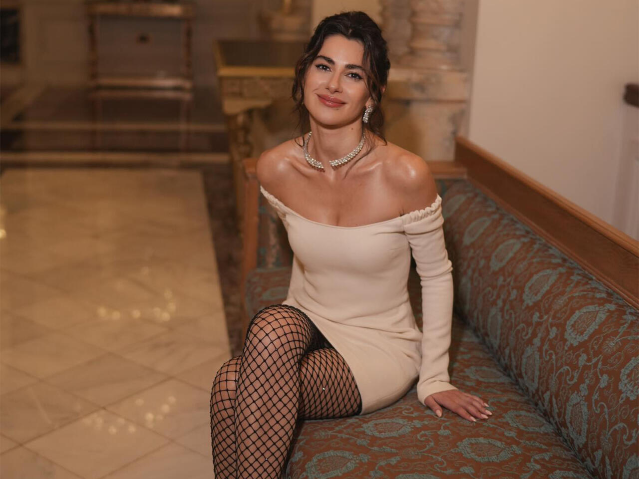 Nəsrin tül geyimi ilə diqqət çəkdi 