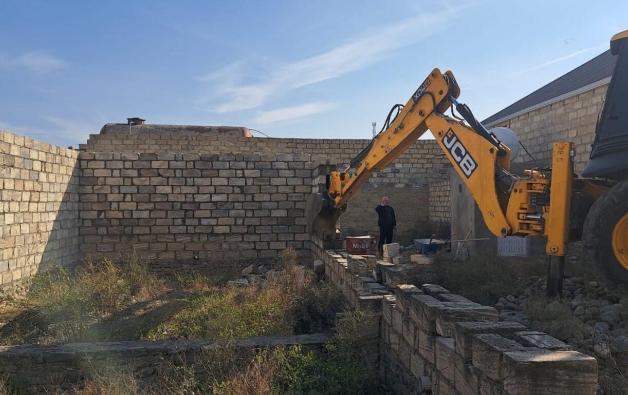 Bu ərazidə qanunsuz tikililər söküldü 