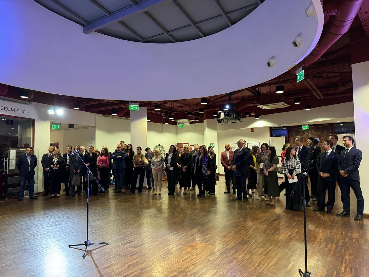 Zəfər Günü ərəfəsində Azərbaycan xalçası Polşa Muzeyinə hədiyyə olundu  FOTO