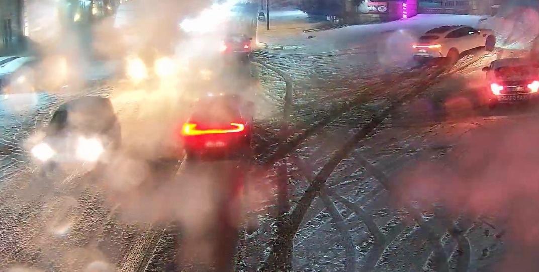 Bakıya qar yağır, bu yollarda hərəkət &ccedil;ətinləşdi  Fotolar