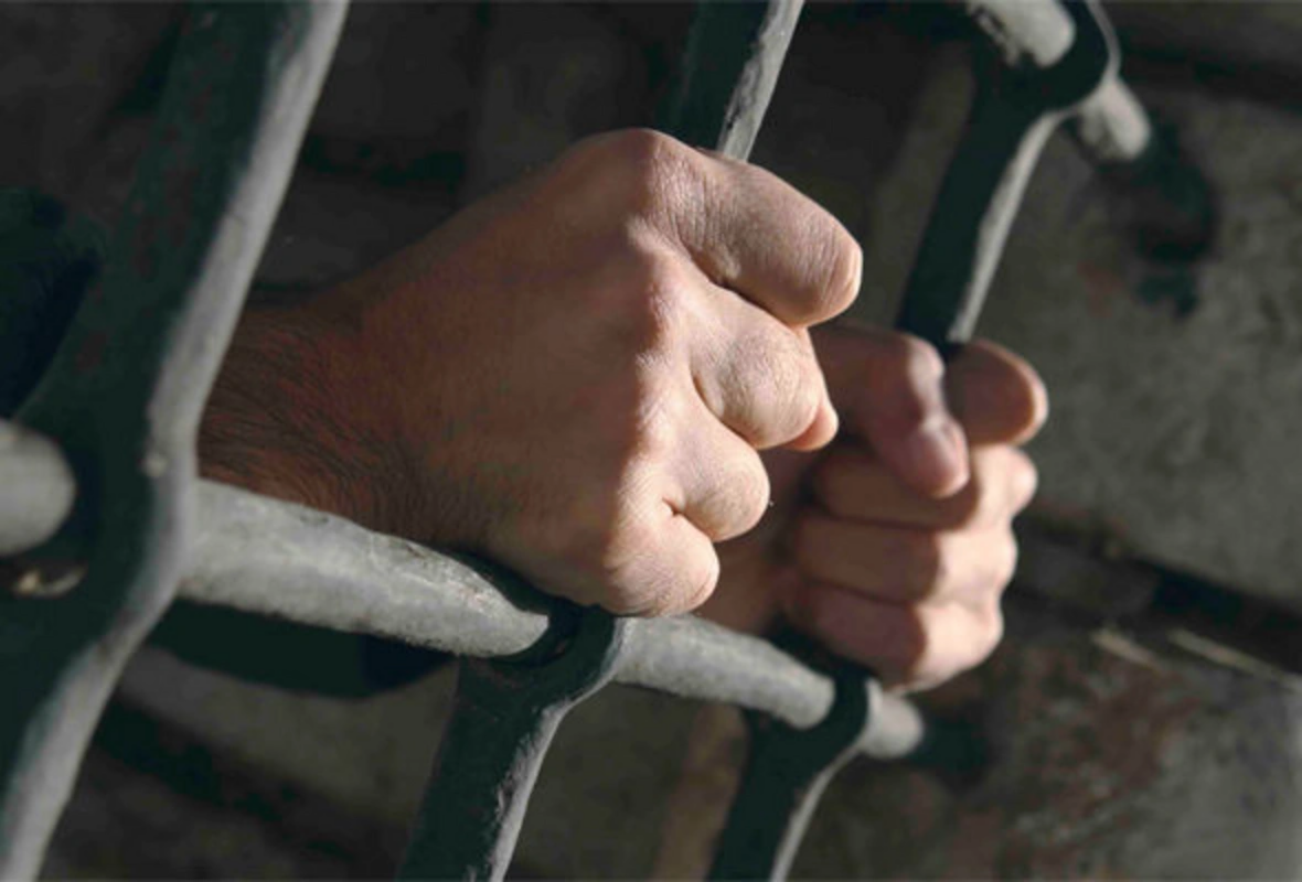 Bakıda qadın həbsdə olan ərinə metamfetamin keçirmək istədi