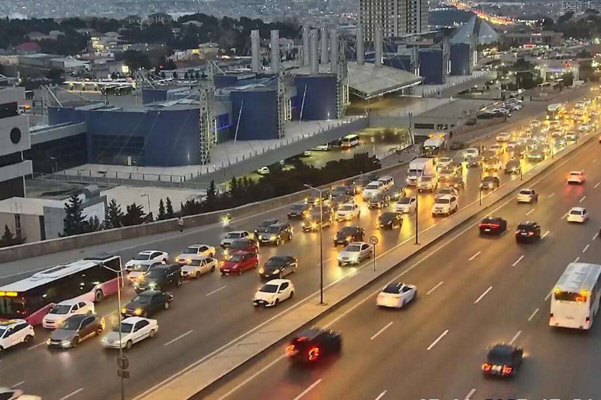 Bakıda nasaz avtomobil tıxaca səbəb oldu