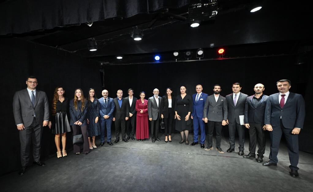 Mehriban Əliyeva Azərbaycan Dövlət Pantomim Teatrında olub 