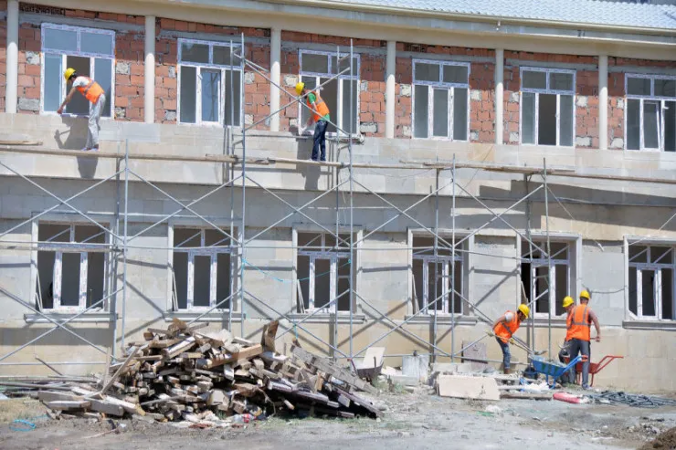 Yeni tikilən məktəbdən oğurluq edildi