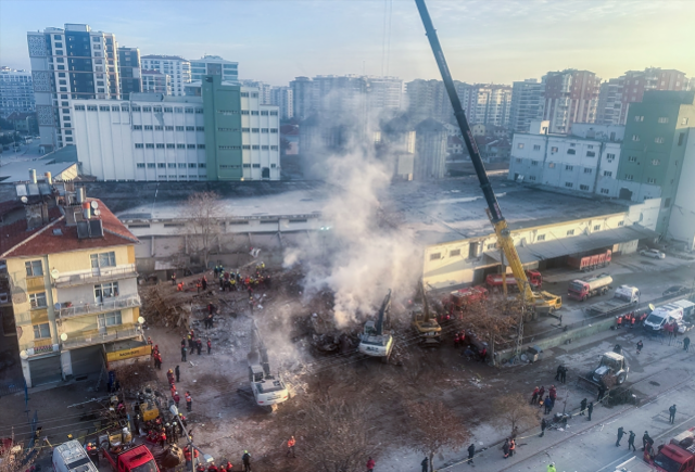 Türkiyədə uçan binaya görə 4 nəfər saxlanıldı  FOTO