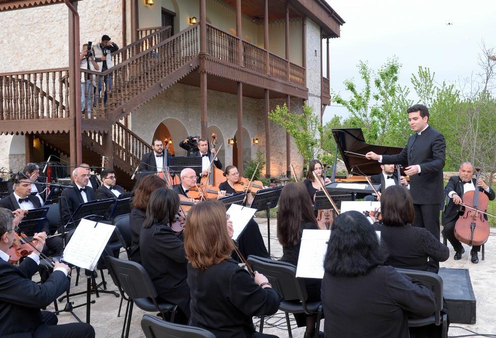 “Xarıbülbül” festivalında Azərbaycan Dövlət Simfonik Orkestrinin konserti olub  FOTO