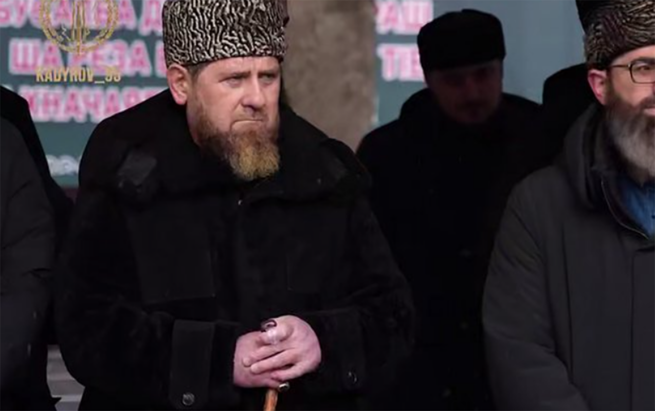 Kadırovun yeni g&ouml;r&uuml;nt&uuml;s&uuml; suallar doğurdu  İctimai tədbirdə əsa ilə gəldi