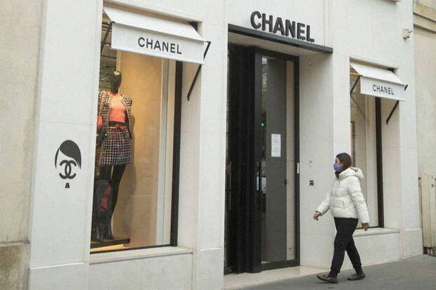 Almaniyadakı “Chanel” mağazasında rusiyalı satıcılar ukraynalılarla əvəzlənib