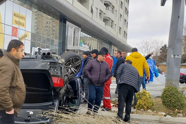 Bakıda dəhşətli qəza: BMW aşdı, "Camry" yolun ortasında qaldı  VİDEO  FOTO