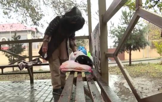 Bacısı evinin açarını əlindən alıb, 3 aydır evə qoymur  Zirzəmidə yaşayır...  VİDEO
