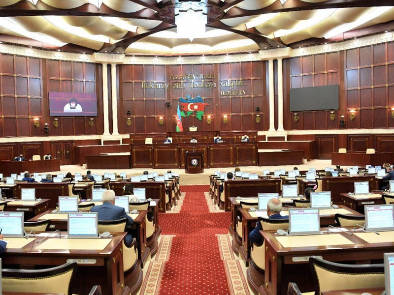Parlamentin iclası 1 dəqiqəlik sükutla başladı