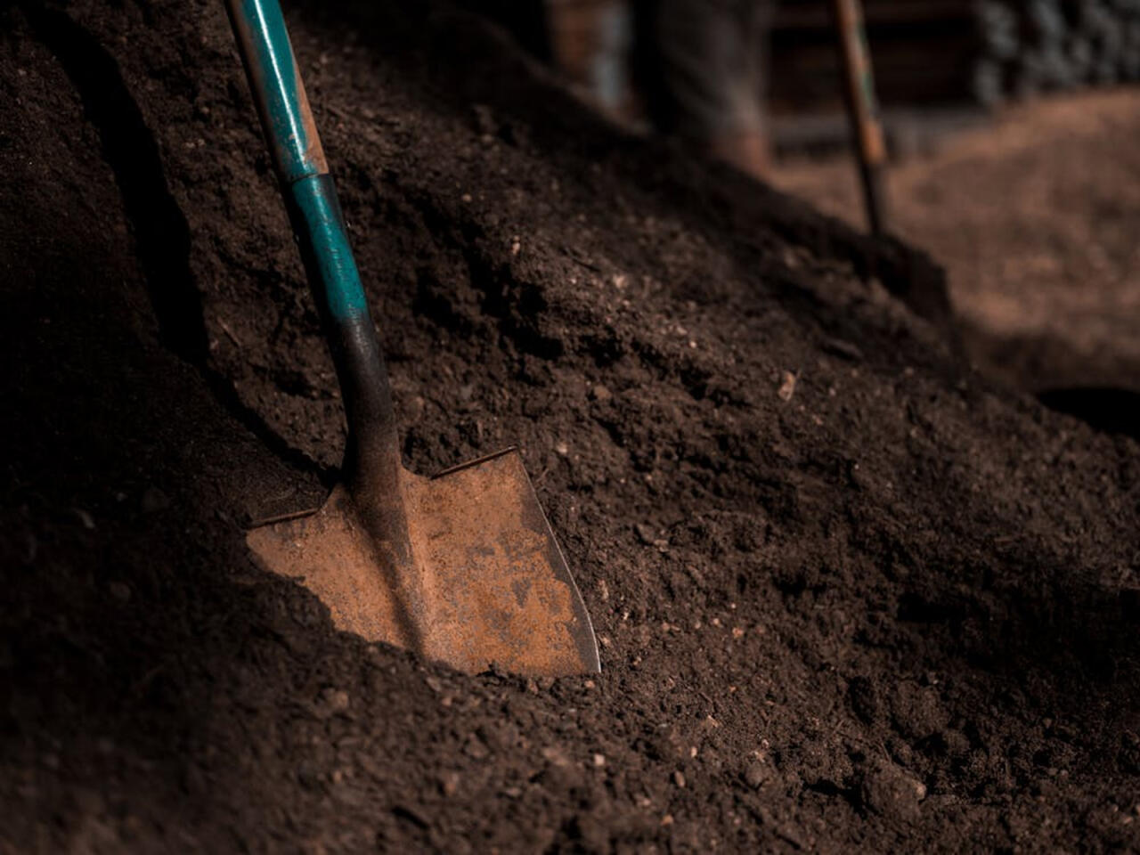 İsmayıllıda qeyriadi adət: Ölən adamı öz həyətində basdırıblar