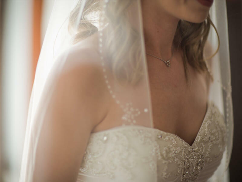 Toyda qızın açıqsaçıq gəlinliyi müzakirə yaratdı 