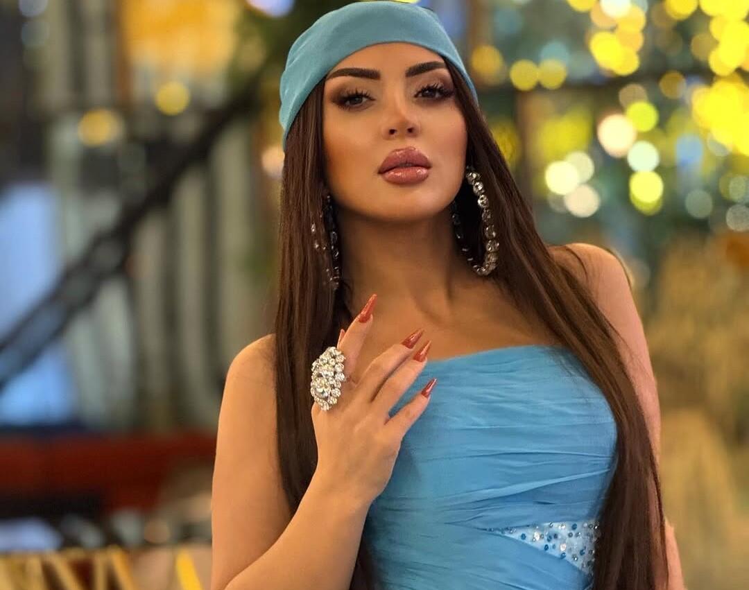 Azərbaycanlı m&uuml;ğənninin hamam xalatında yataq otağından VİDEOsu