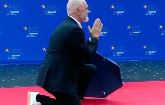 Baş nazir onu diz çökərək qarşıladı  FOTO