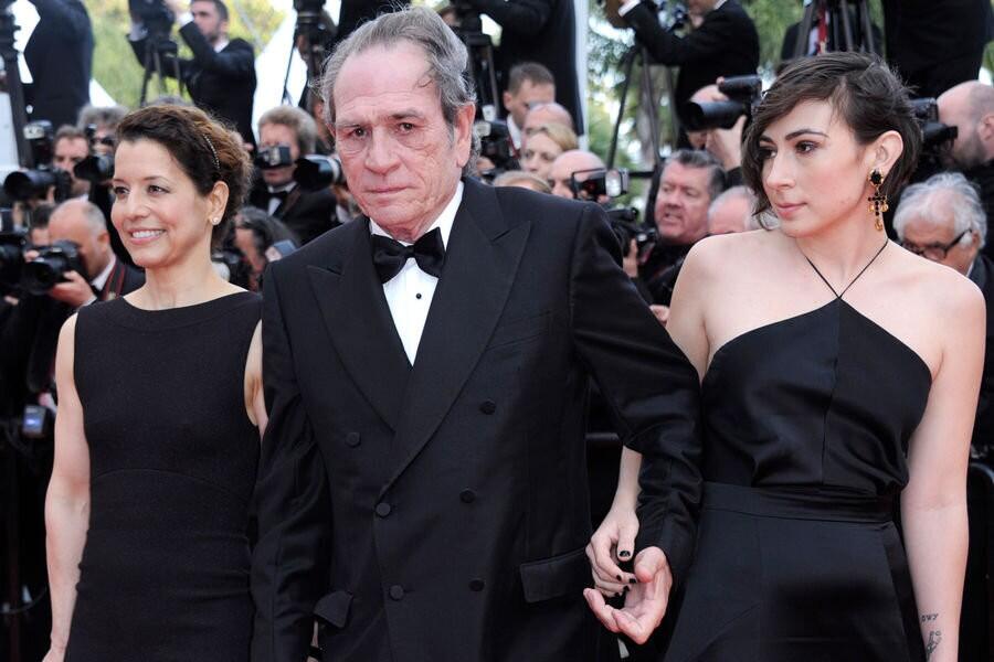 Məşhur aktyorun 34 yaşlı qızı hoteldə &ouml;l&uuml; tapıldı