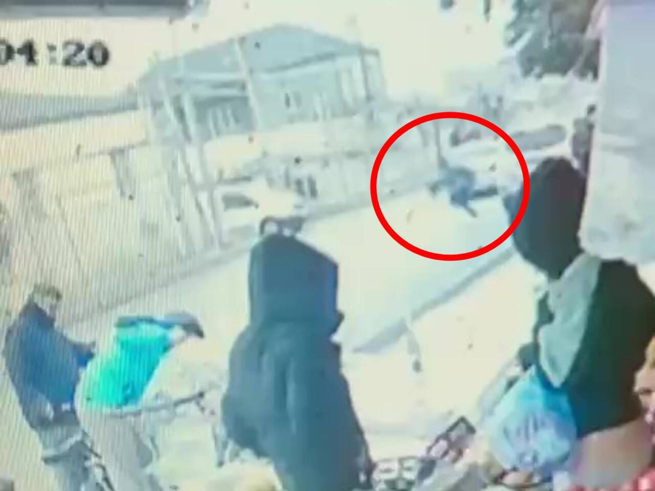 Bakıda yolu qaçaraq keçən məktəblini maşın vurdu  Anbaan görüntülər