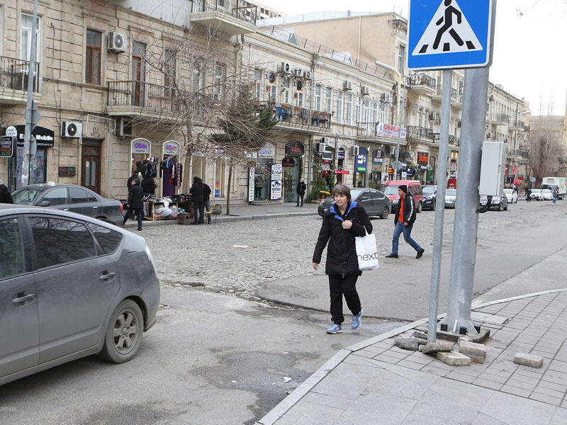 Bakının mərkəzində biabırçı yol  Dağılan daş döşəmə asfalt ilə yamandı  VİDEO  FOTO