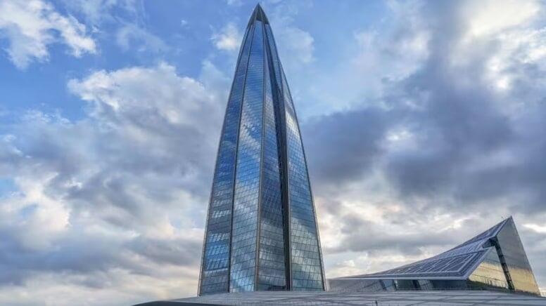 90 dərəcə b&uuml;k&uuml;lən m&ouml;c&uuml;zə: Zirvəsindəki buzu kondisionerə &ccedil;evirən bina