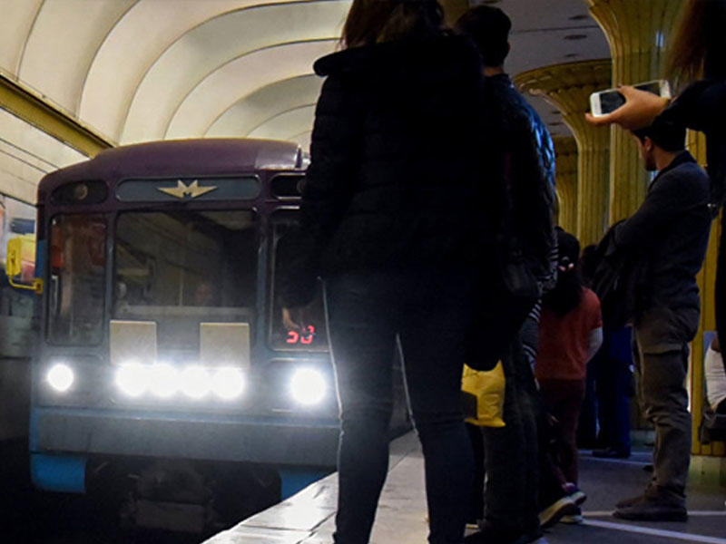 Metroda qatarlar gecikdi, sərnişin sıxlığı yarandı  AÇIQLAMA