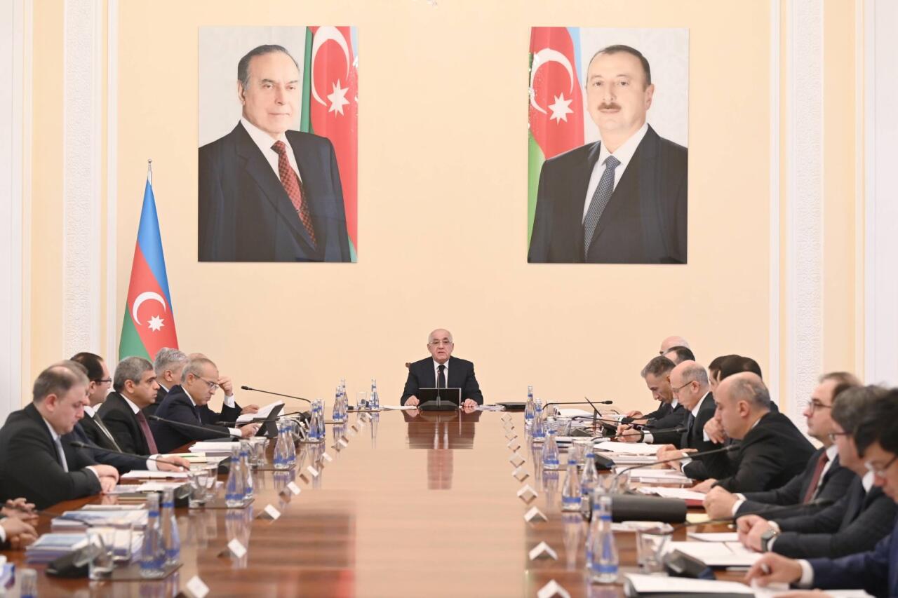 Əli Əsədov nazirləri topladı