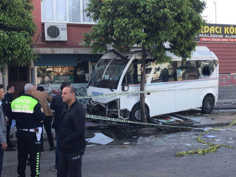 Türkiyədə sürücü mikroavtobusu piyadaların üzərinə sürdü: Ölən və yaralılar var  FOTO