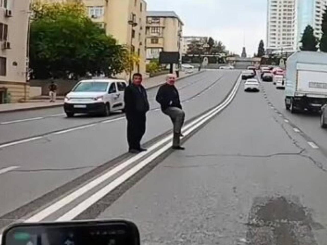 Bakıda kişi motosikletçini qəsdən yıxmaq istədi  VİDEO
