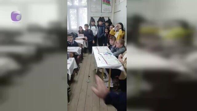 Bu məktəbdə şagirdlər dərsi ayaqüstə öyrənirlər  oturmağa yer yoxdur 