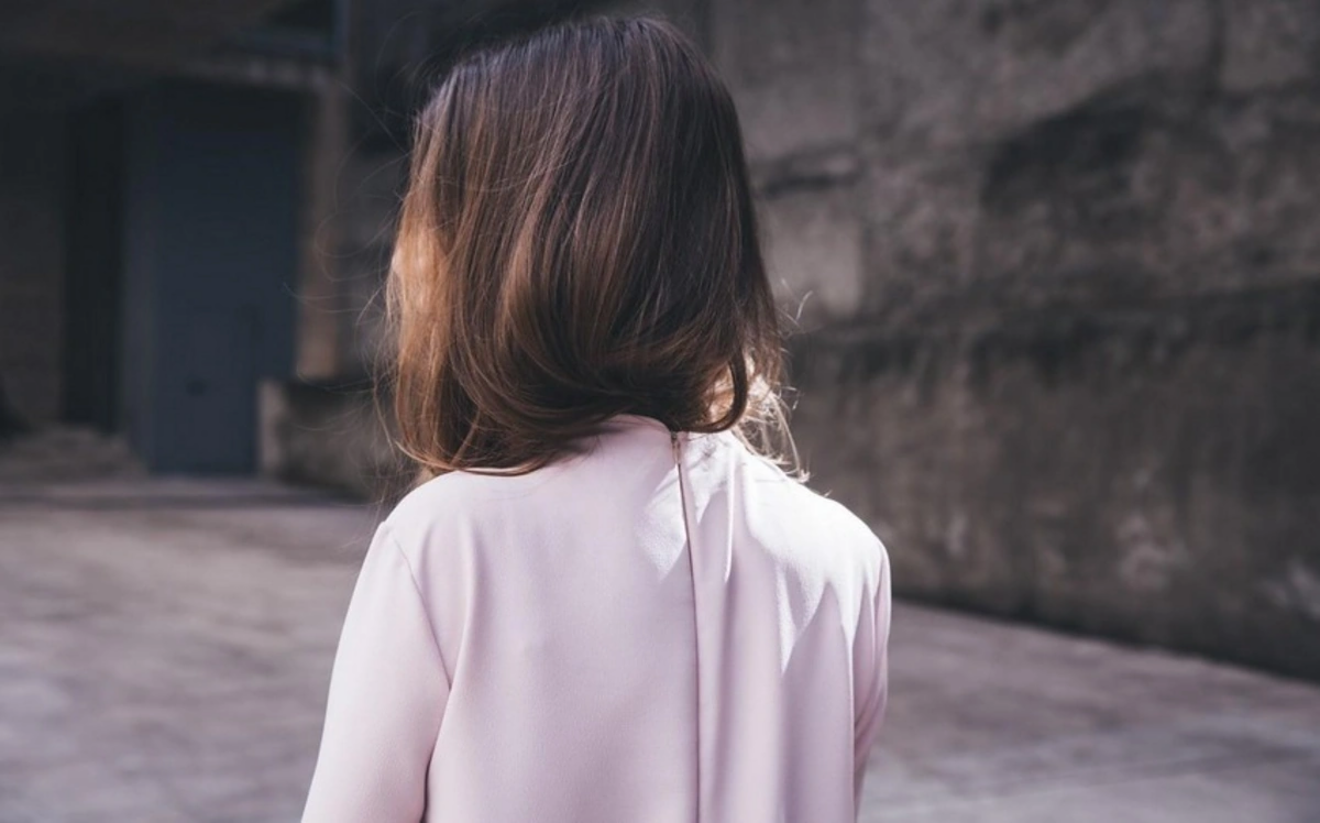 Bakıda yeniyetmə qız anasını d&ouml;yd&uuml;y&uuml; &uuml;&ccedil;&uuml;n atasını bı&ccedil;aqladı