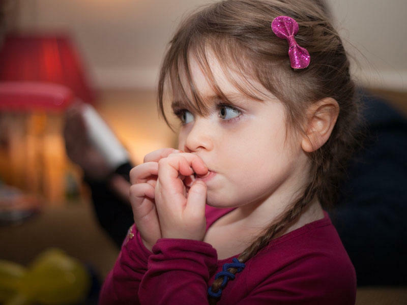 Uşaqlarda dırnaq yemə vərdişi: Səbəblər və həll yolları